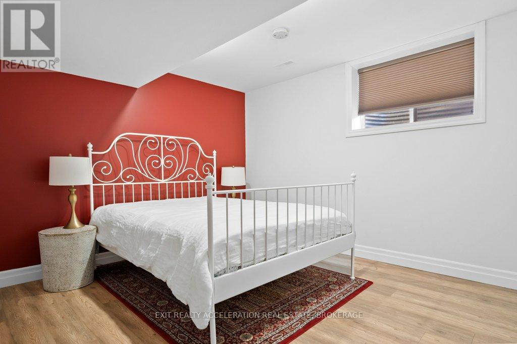 92 HARTWOOD CRESCENT - 35