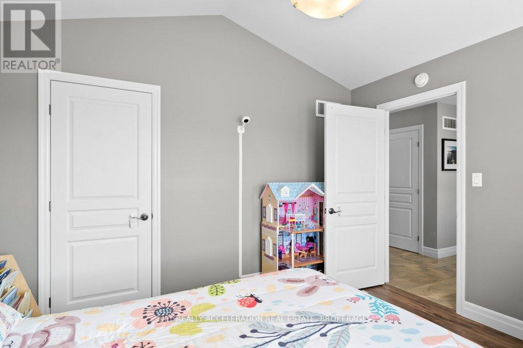 92 HARTWOOD CRESCENT - 6