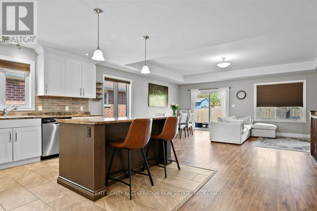 92 HARTWOOD CRESCENT - 7