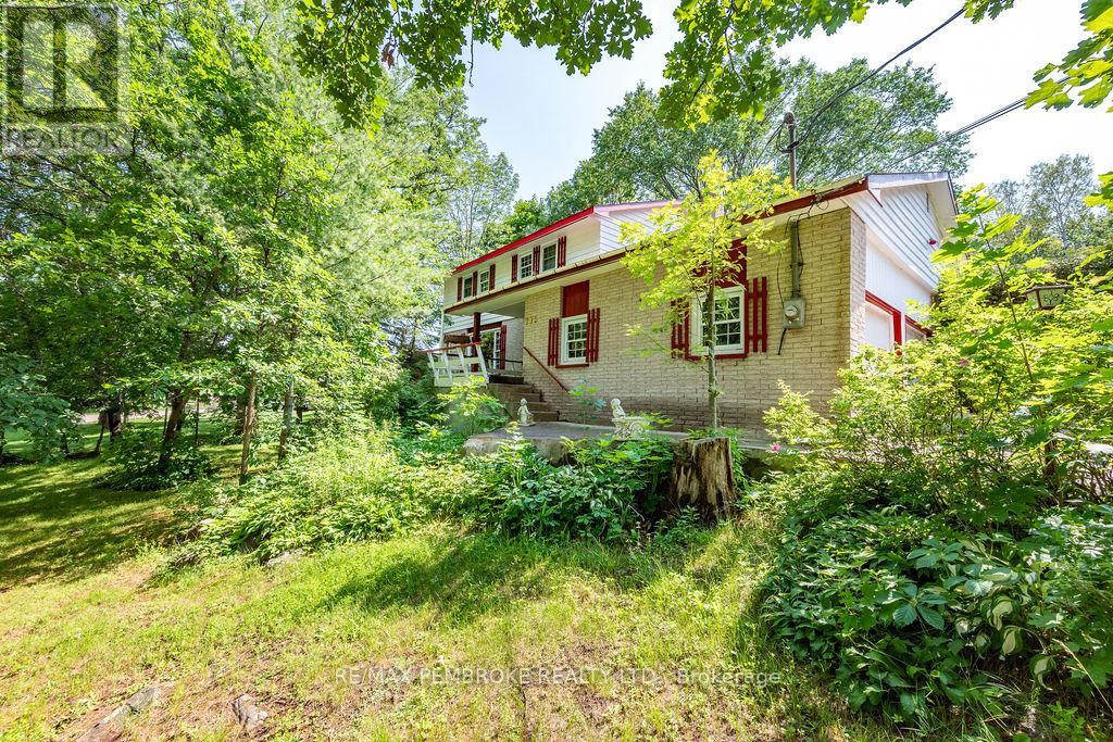 775 PINEGROVE CRESCENT - 1