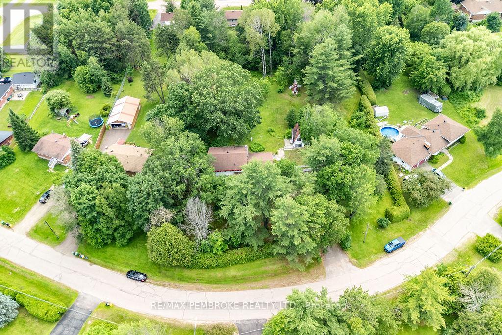 775 PINEGROVE CRESCENT - 40