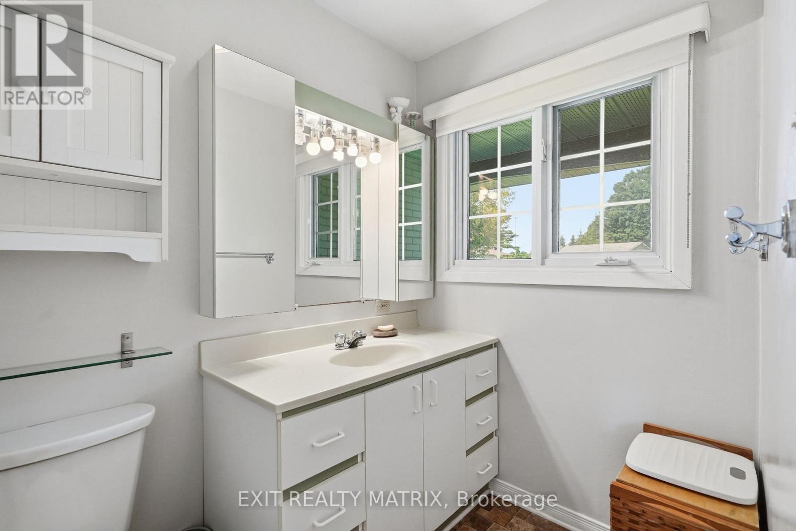 3 HILLVIEW CIRCLE - 18