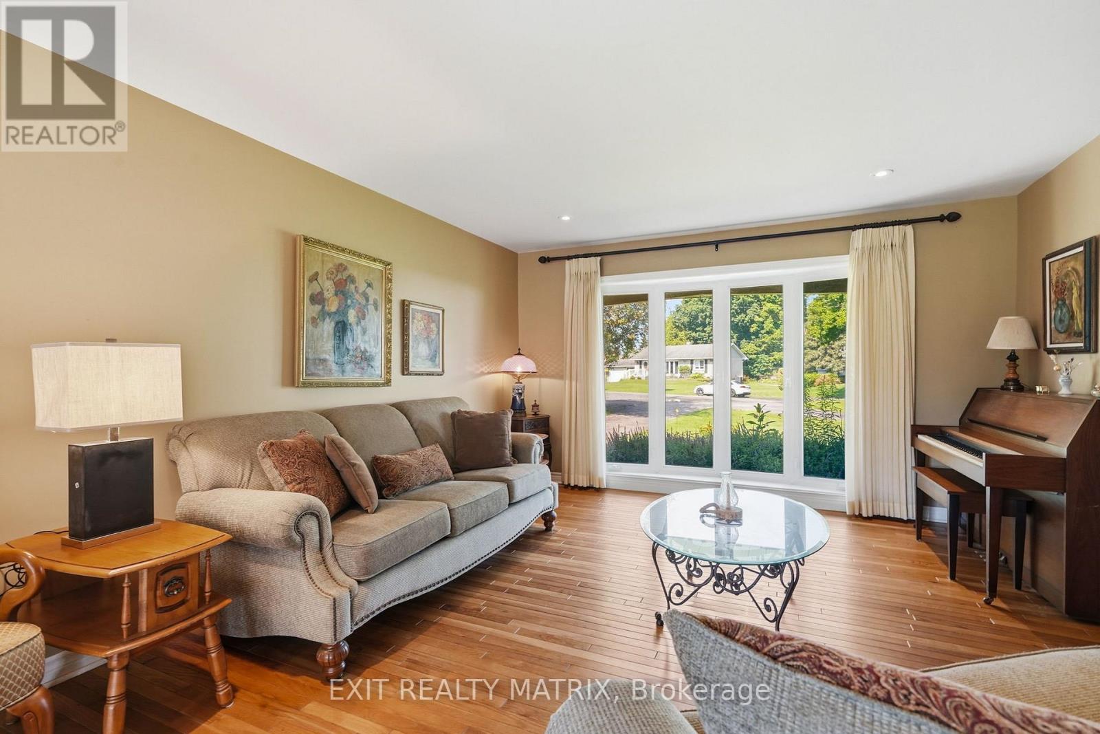 3 HILLVIEW CIRCLE - 4