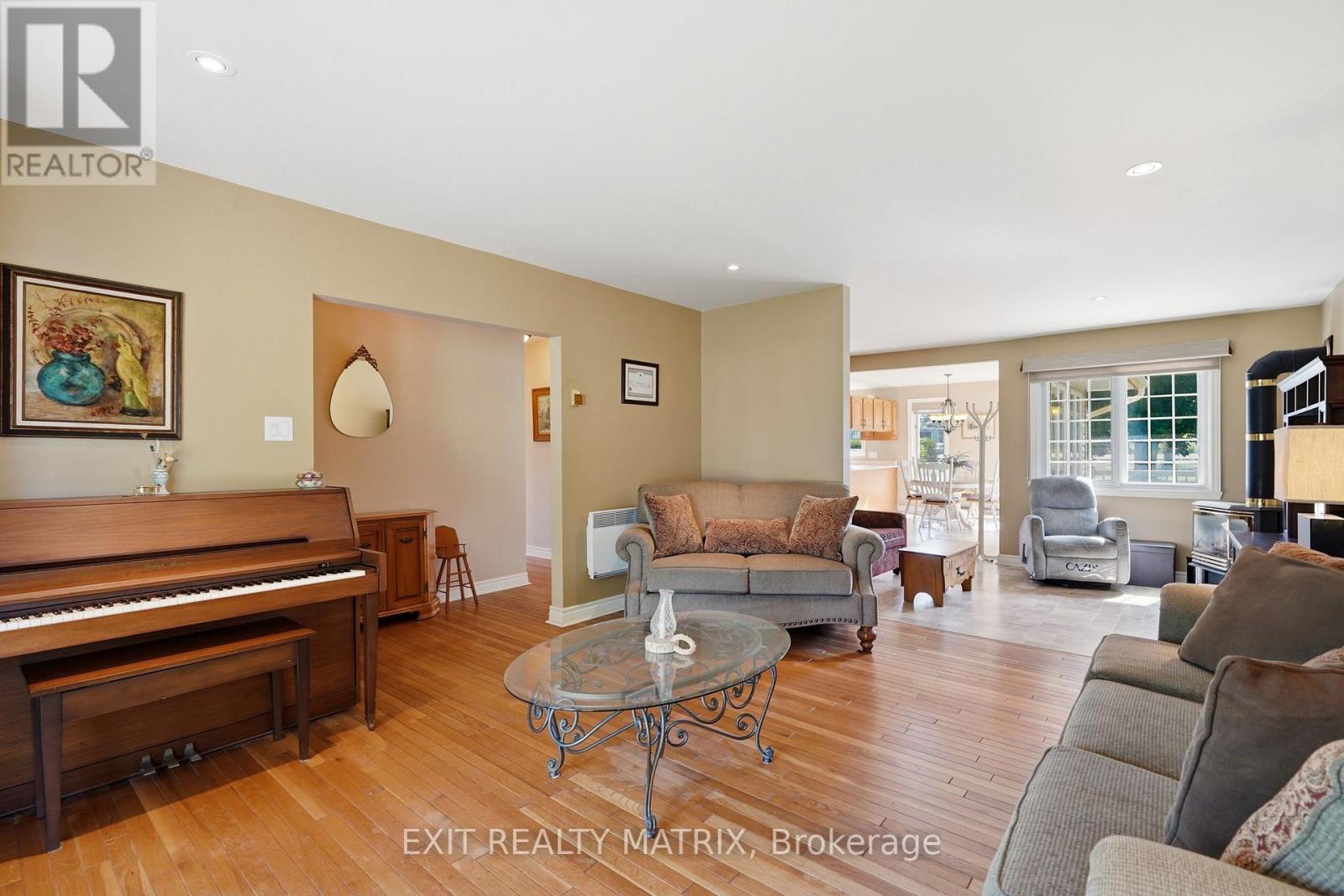 3 HILLVIEW CIRCLE - 5