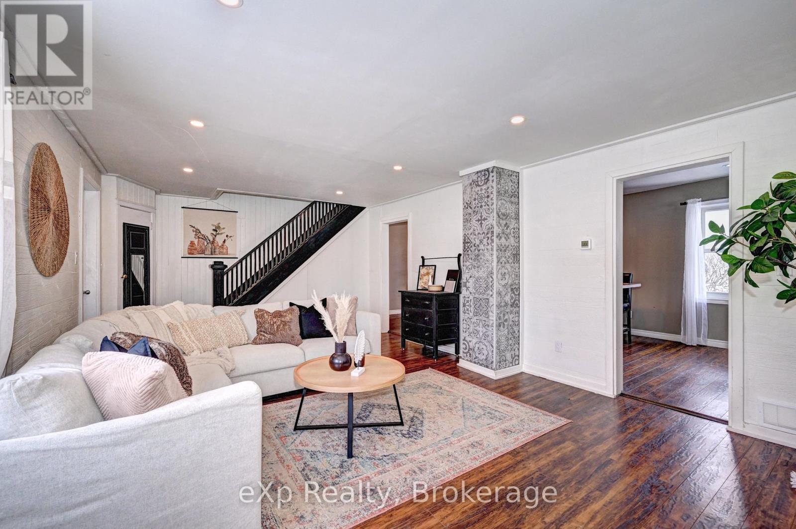 310 BARBER AVENUE N - 11