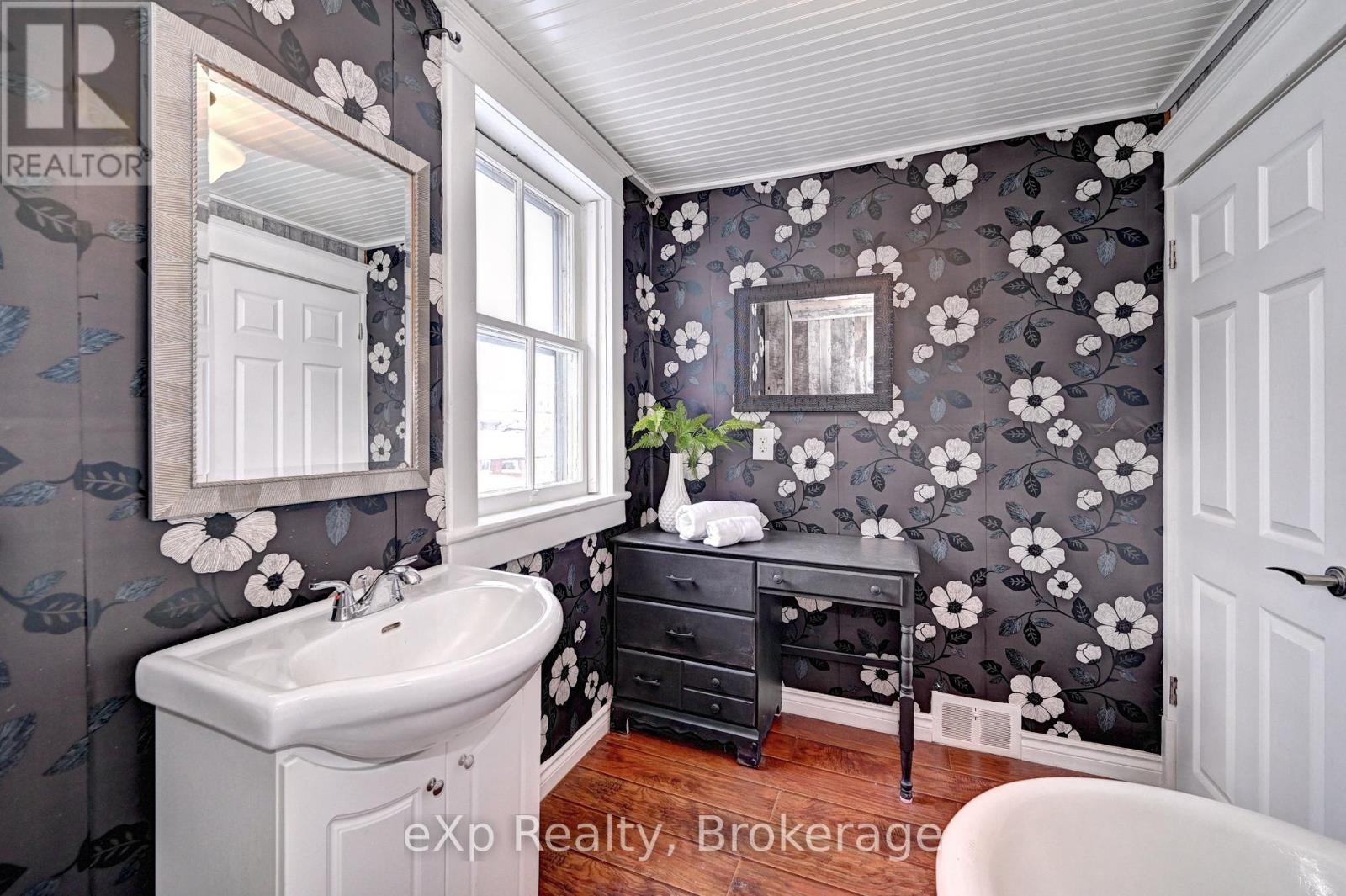 310 BARBER AVENUE N - 28