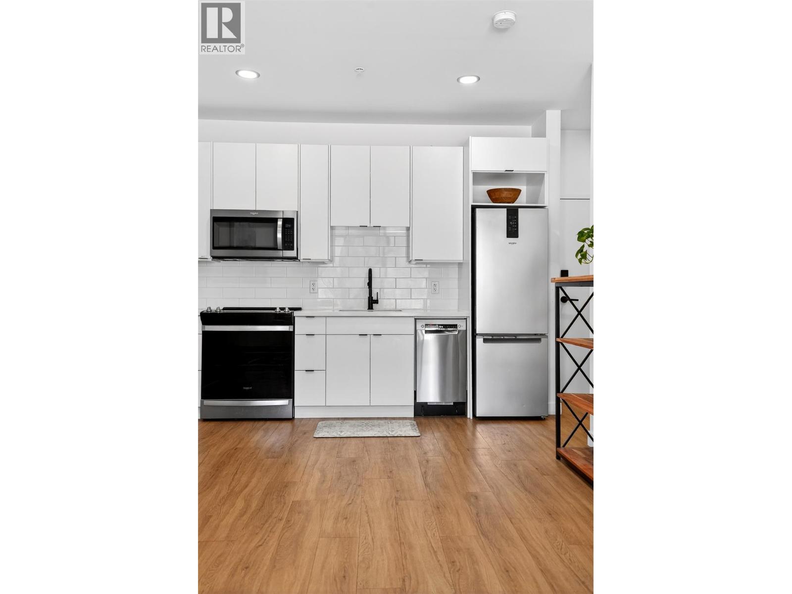 #403 514 VICTORIA Street - 10