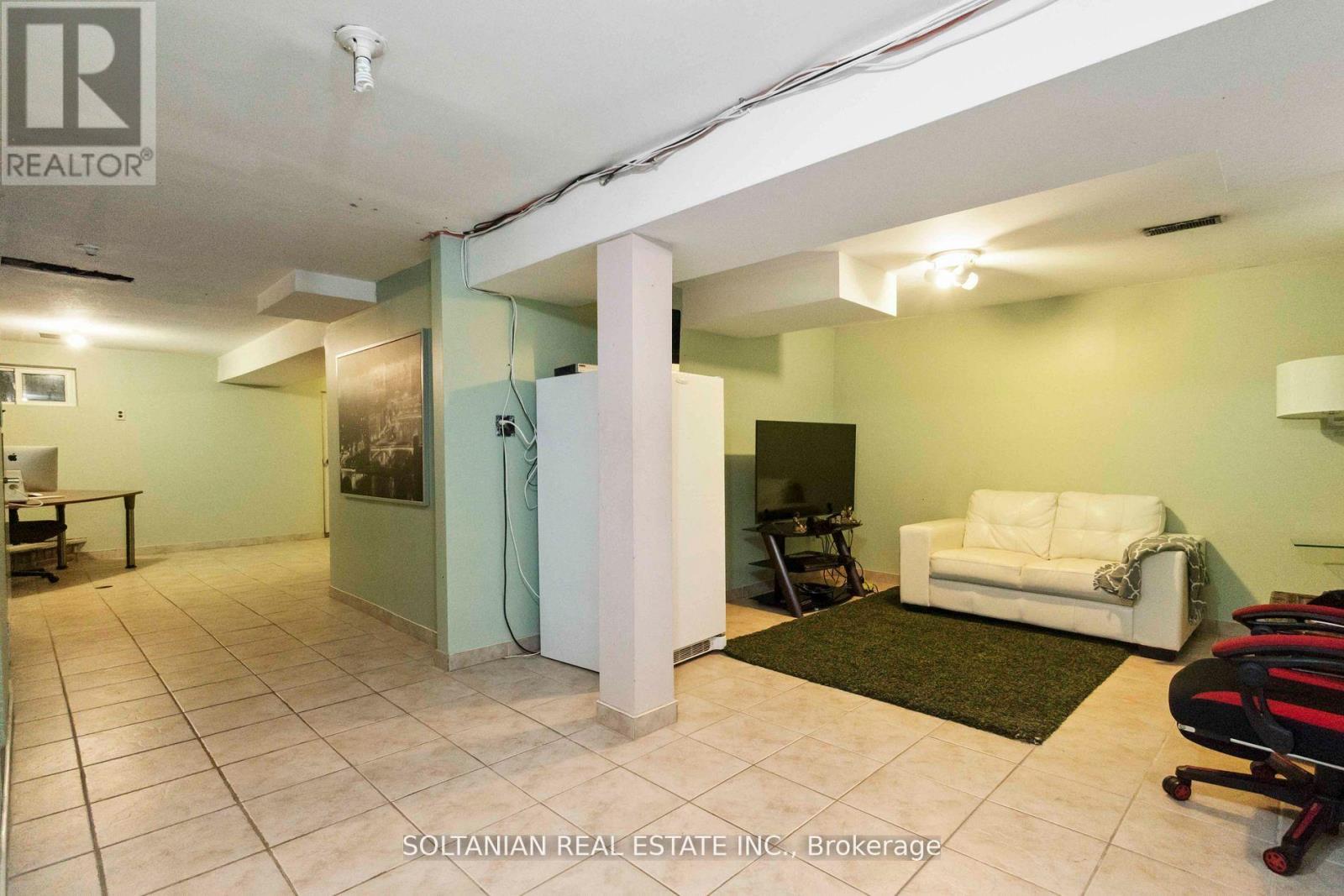 102 ELNATHAN CRESCENT - 28