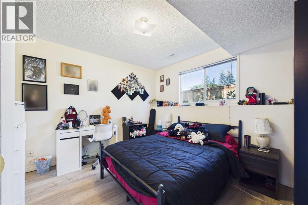 Primary Bedroom, 10'8" x 11', West Facing Vinyl Window, Vinyl Plank, Venetian Blinds, Mirrored Closet Doors