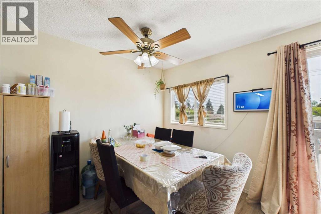 Dining:  8'9"x9'6", Ceiling Fan, Vinyl Windows, Venetian Blinds