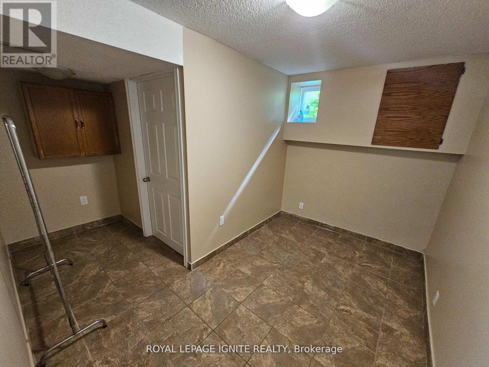 253 WOODLAND DRIVE N - 18