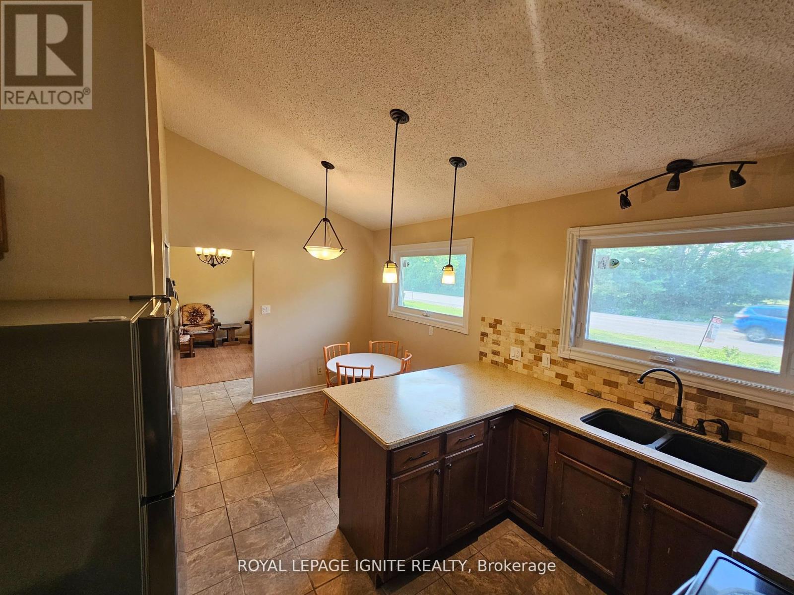 253 WOODLAND DRIVE N - 21