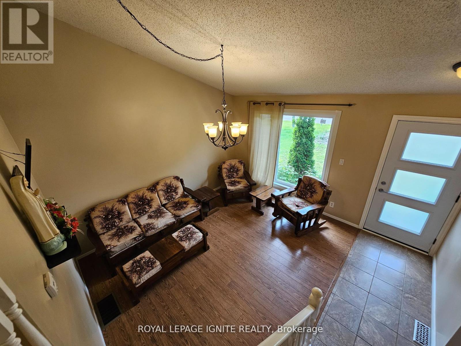 253 WOODLAND DRIVE N - 3