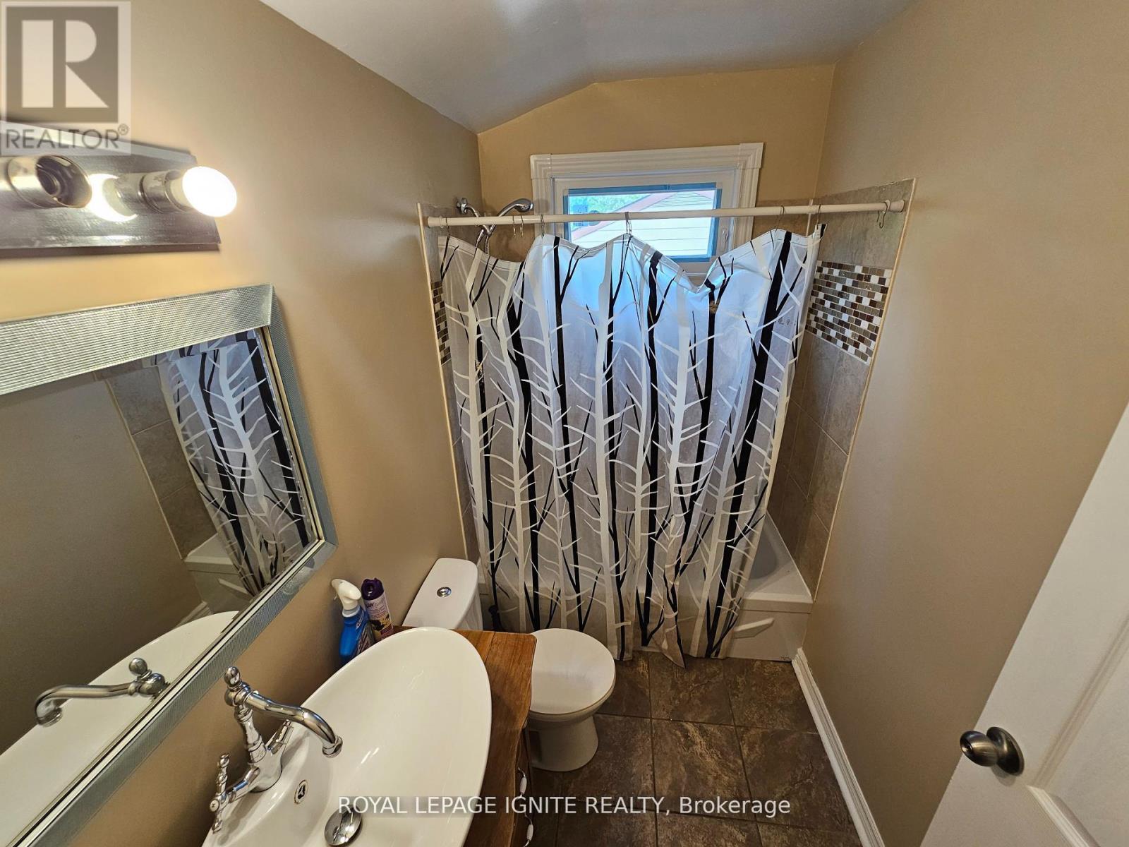 253 WOODLAND DRIVE N - 8