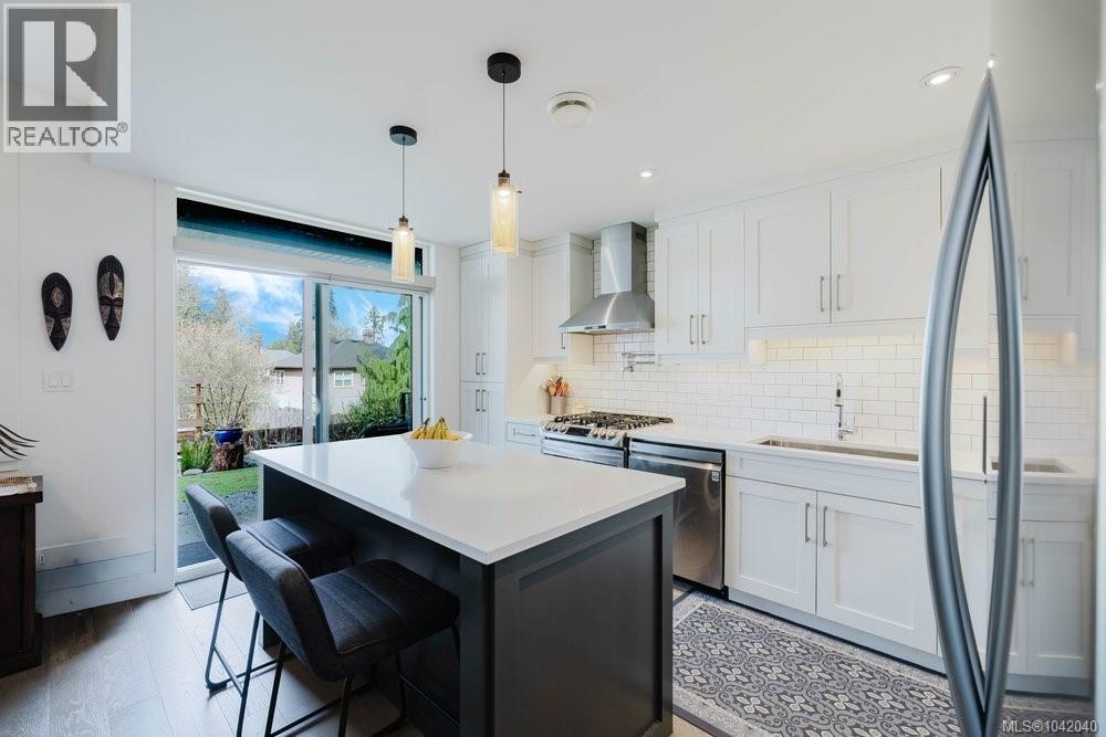 5869 Deuchars Dr - 10