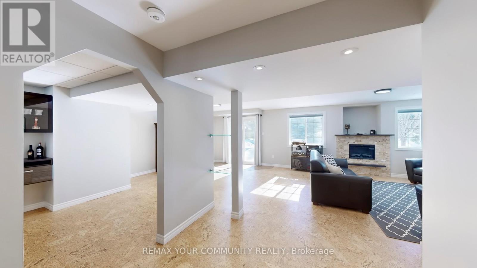 #6 10 REDDINGTON DRIVE - 44