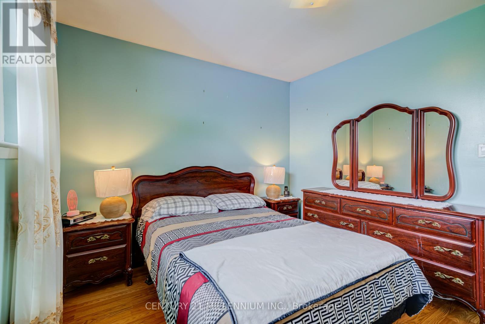 150 FOLKSTONE CRESCENT - 10