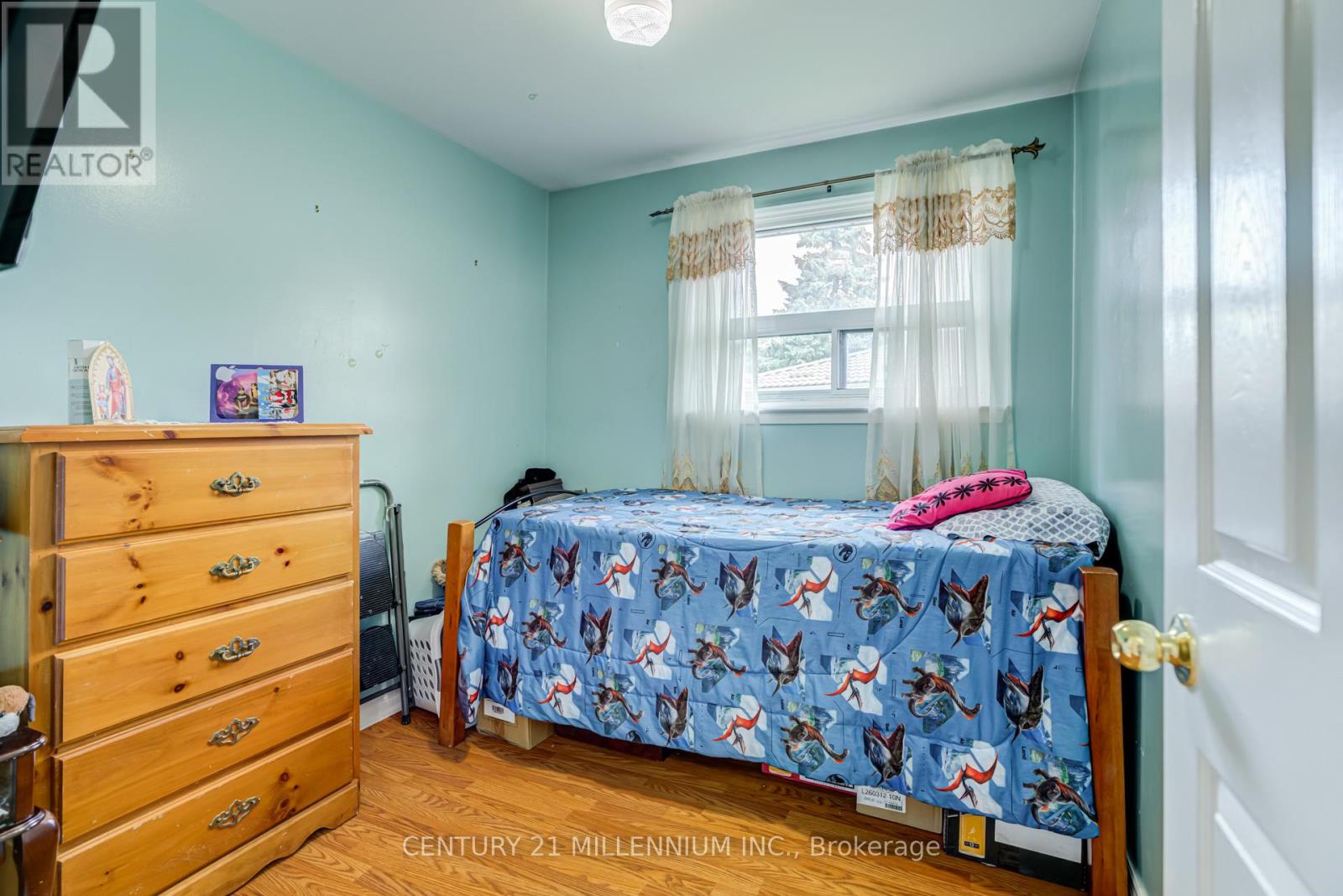 150 FOLKSTONE CRESCENT - 11