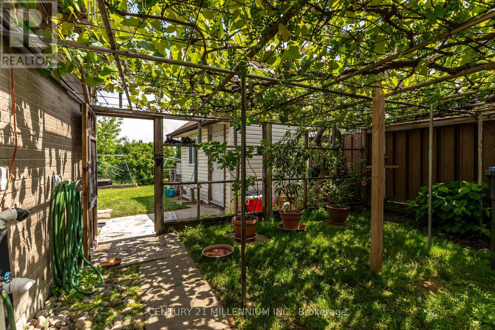 150 FOLKSTONE CRESCENT - 19