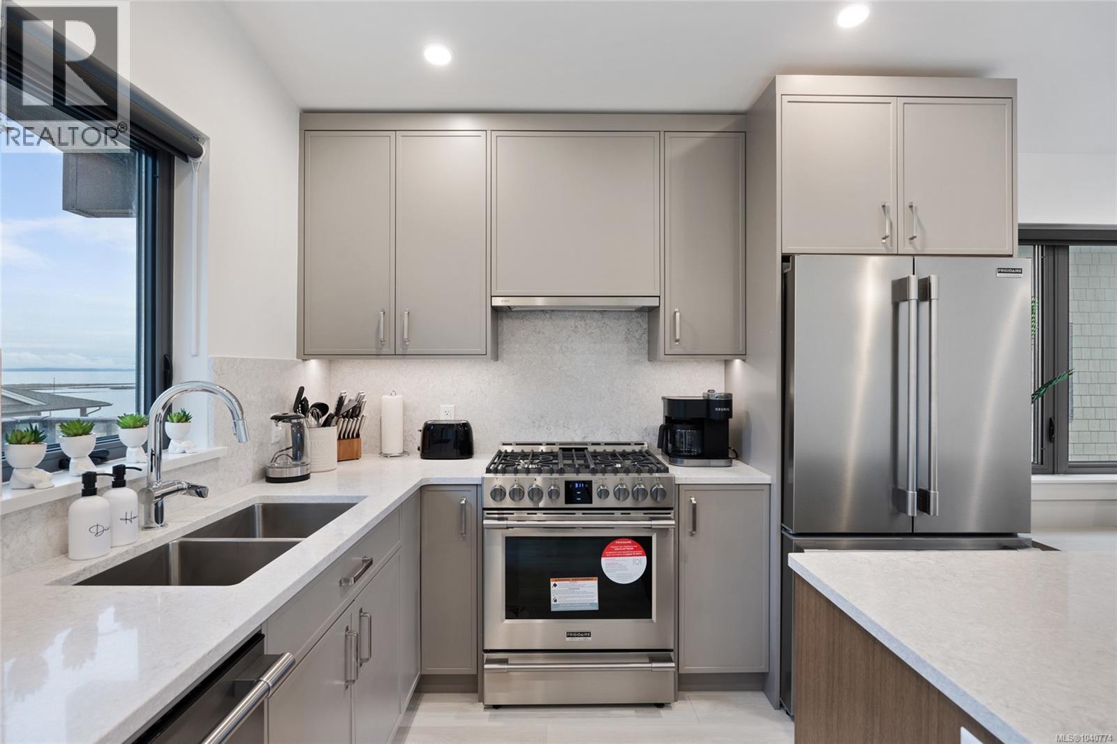 #4 9022 Clarkson Ave - 6