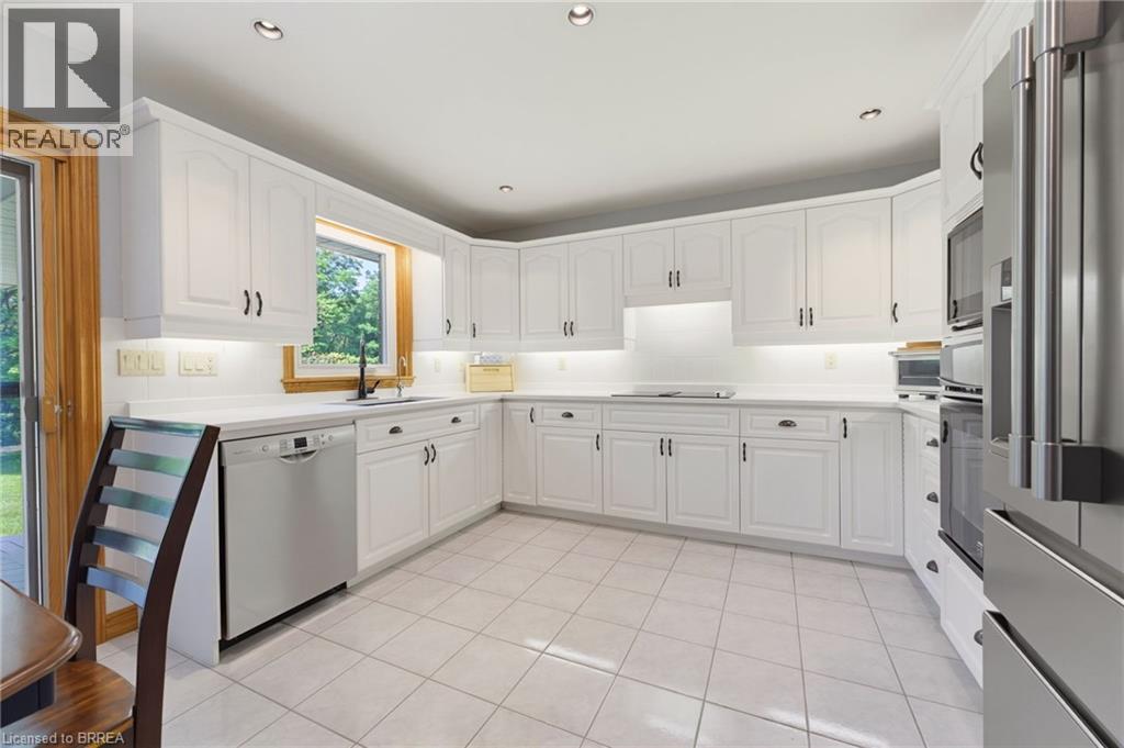 3-bedroom home for sale at 12 MACBRIDE Court, Brantford ON · photo 14 of 40