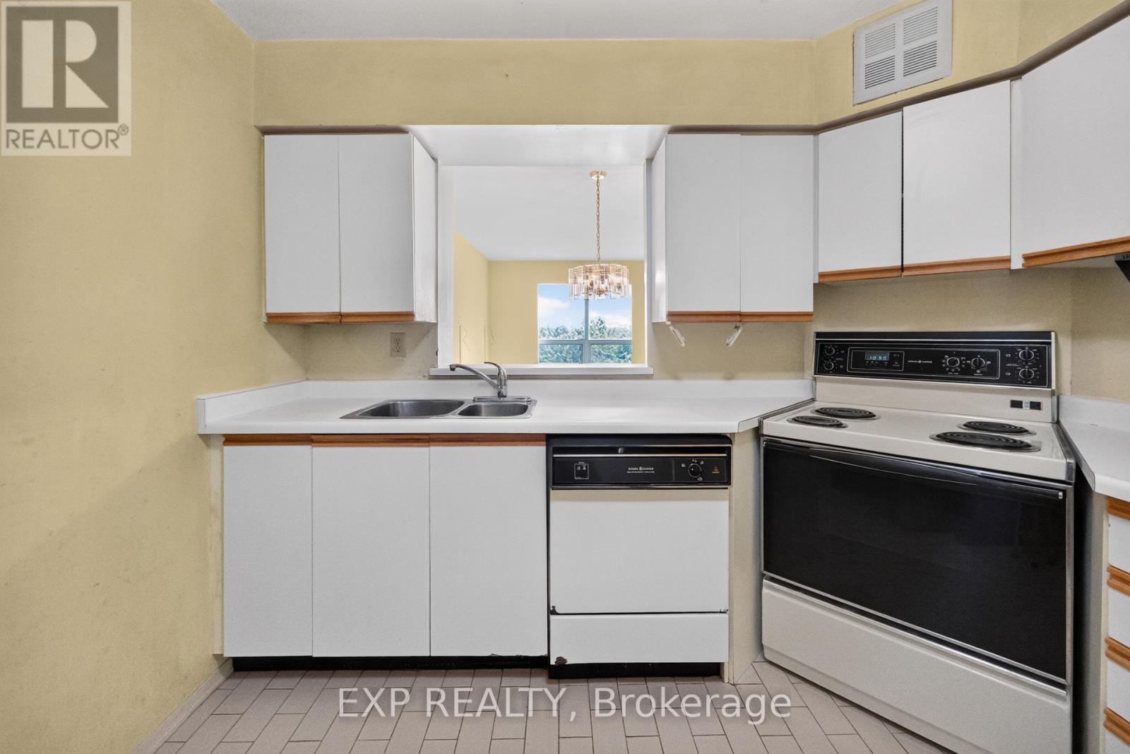 #716 326 MAJOR MACKENZIE DRIVE E - 18