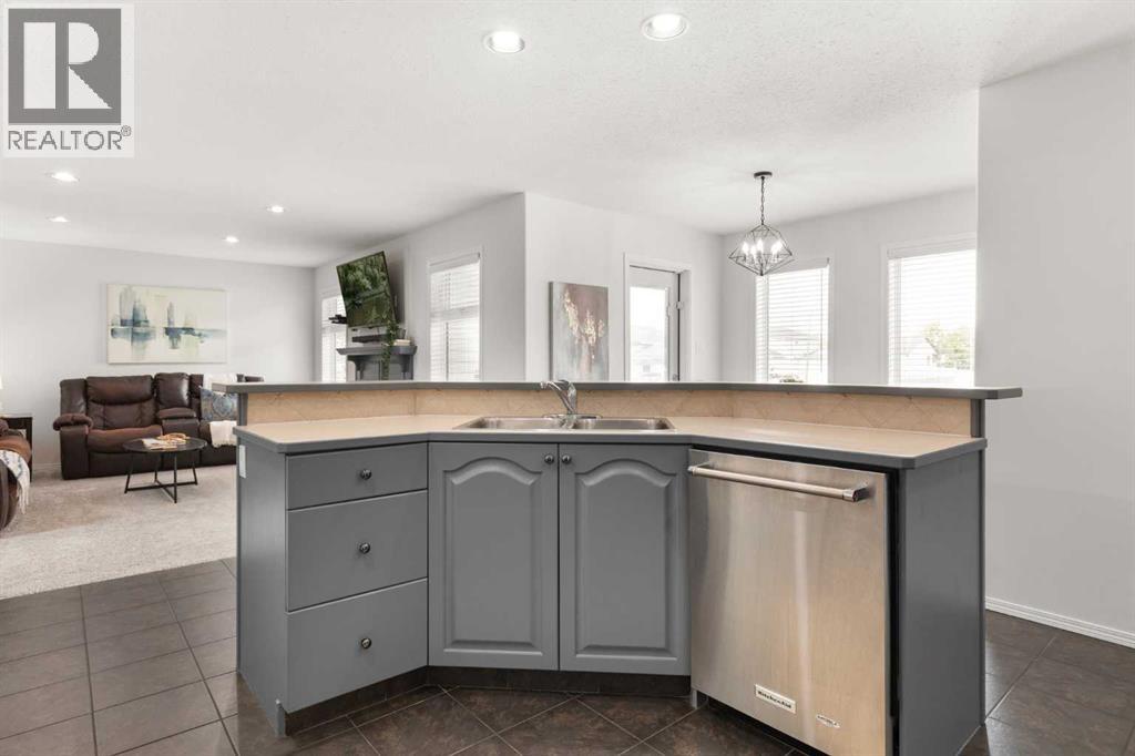 2395 Hawthorne Avenue NE — photo 13