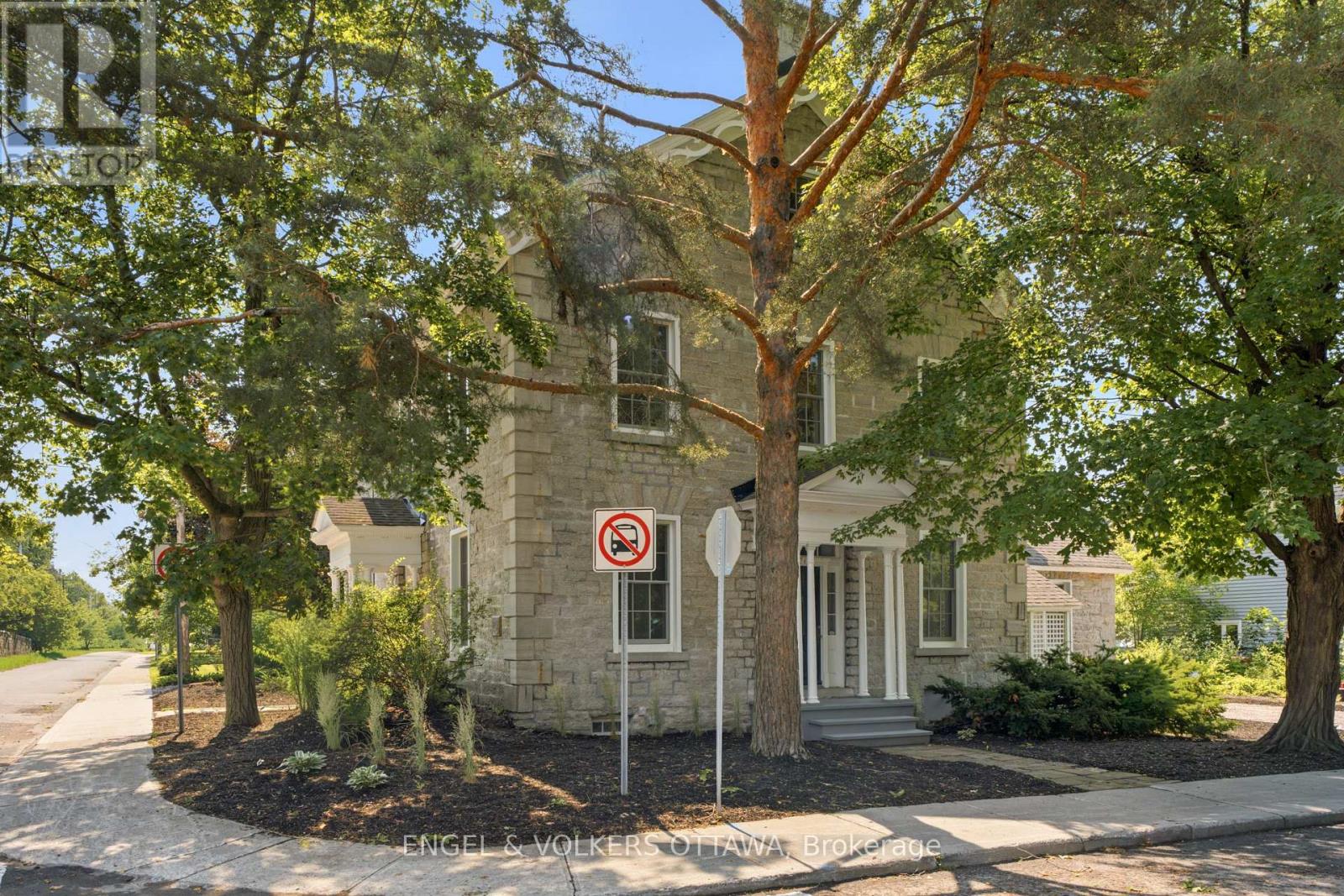 3 Bed, 3 Bath House for Sale in Ottawa – 71 THOMAS STREET, Ottawa – MLS# X13521562 - Image 2