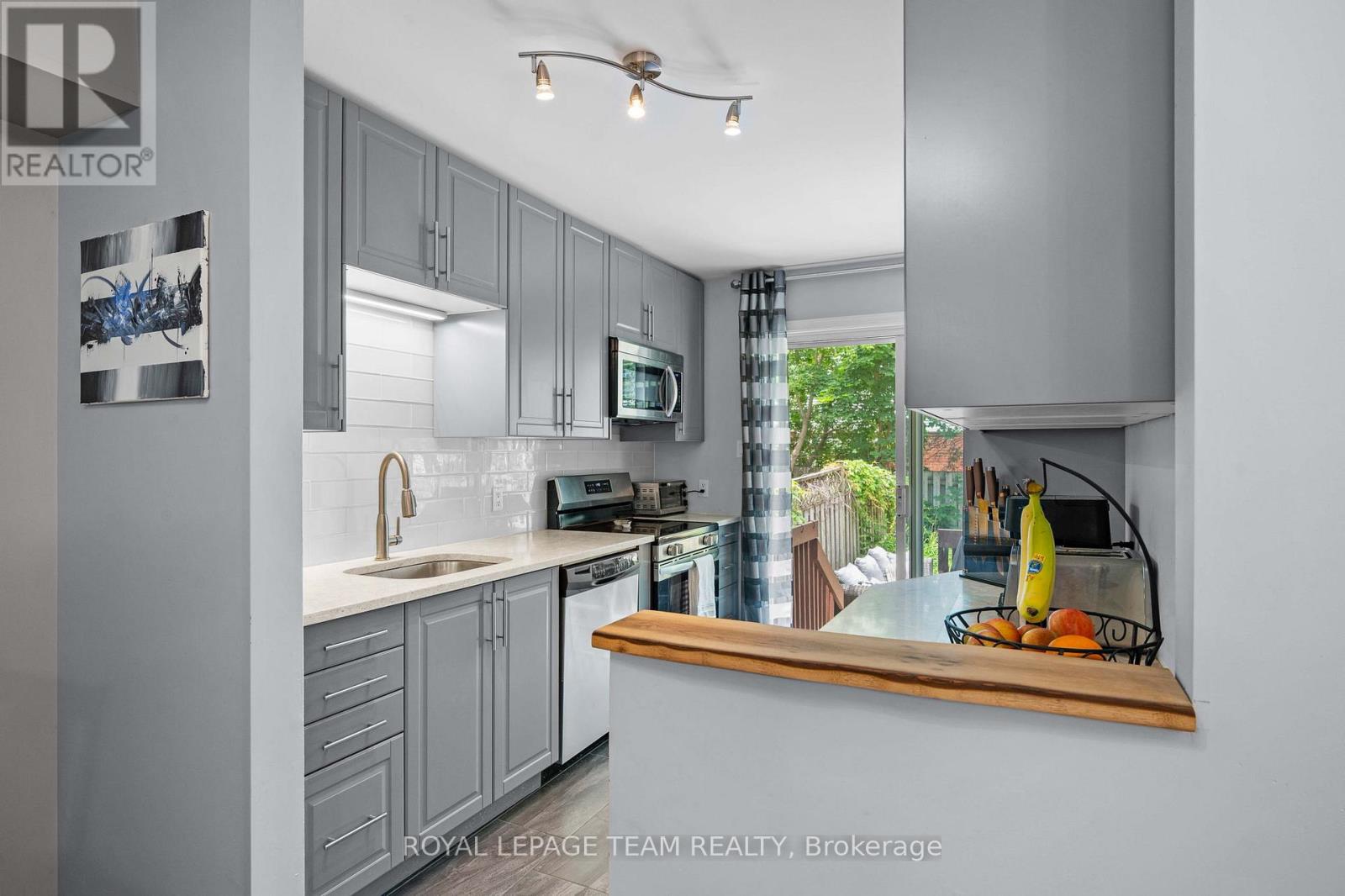 193 THORNBURY CRESCENT - 12