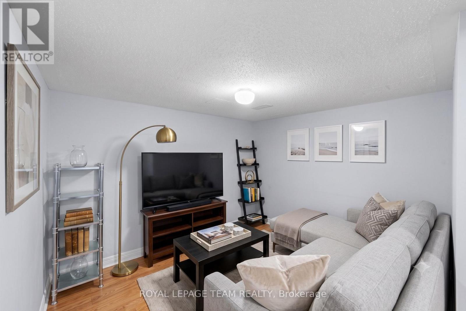 193 THORNBURY CRESCENT - 31
