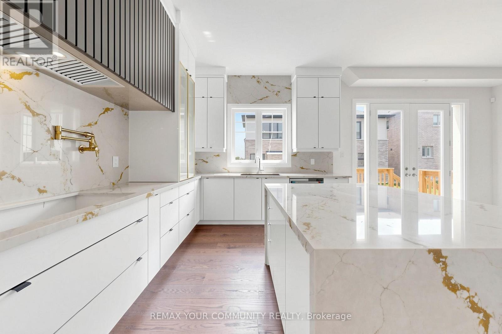 33 LORRAIN HAND CRESCENT - 11