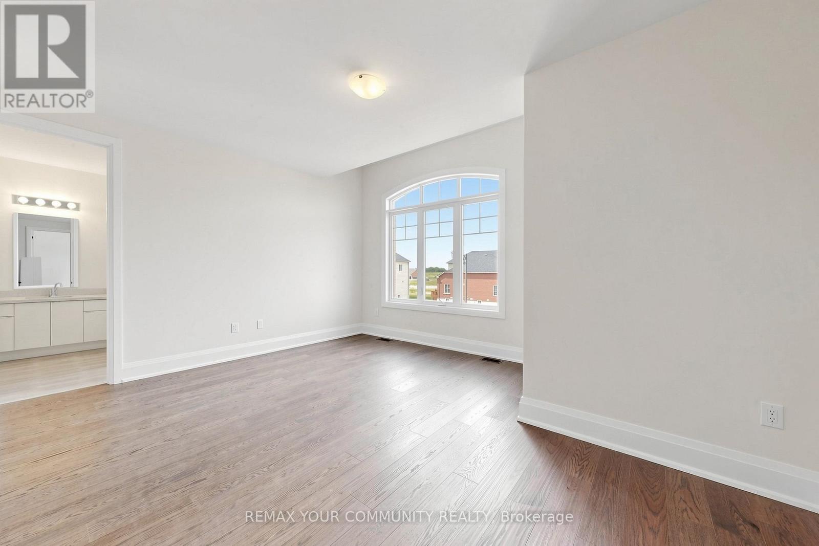 33 LORRAIN HAND CRESCENT - 15