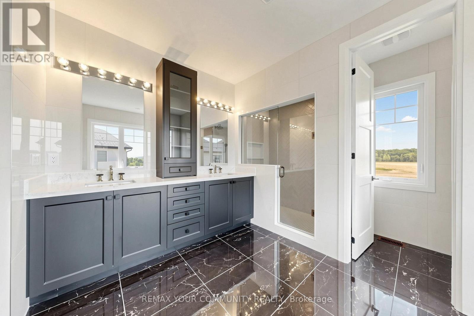 33 LORRAIN HAND CRESCENT - 16