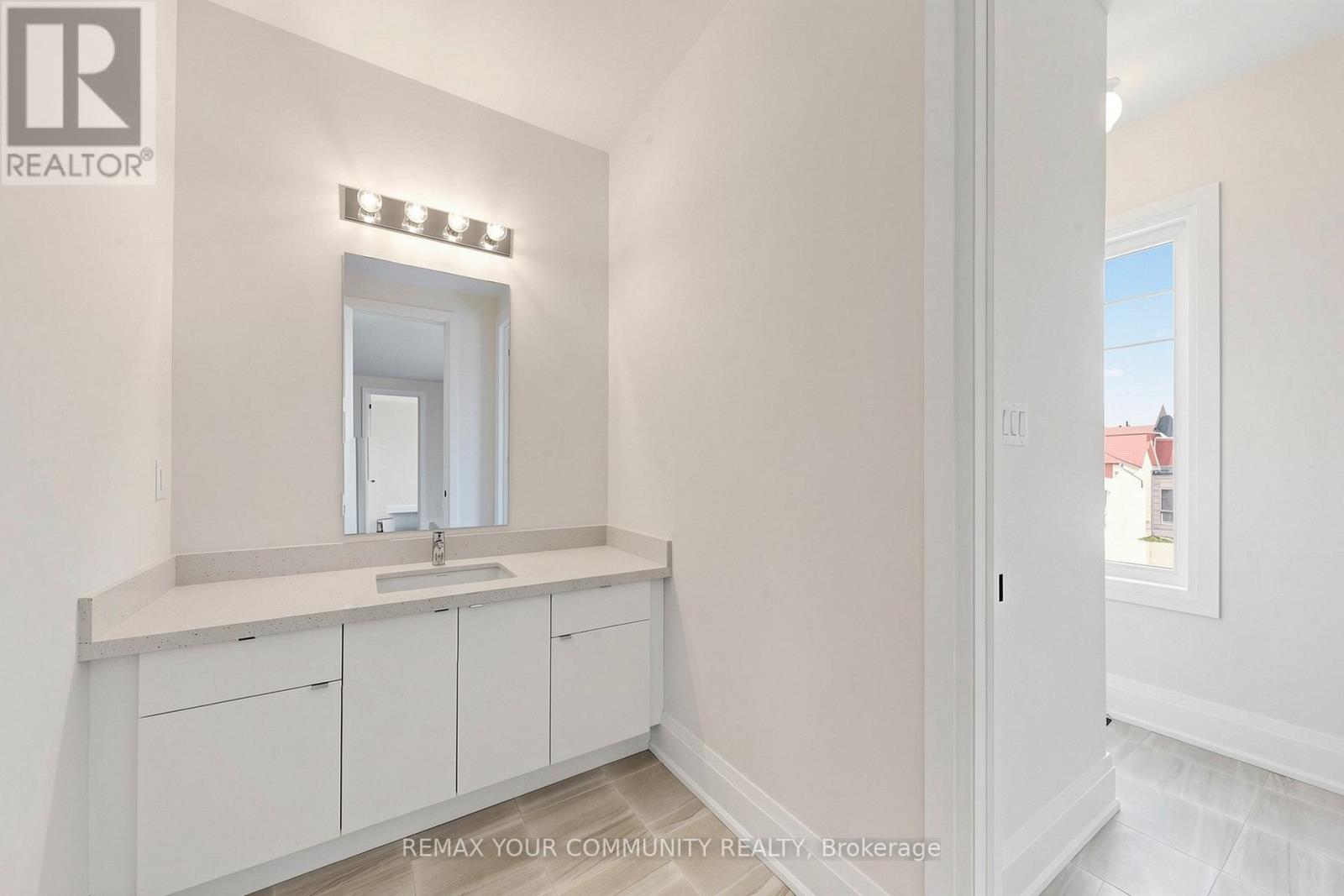 33 LORRAIN HAND CRESCENT - 22