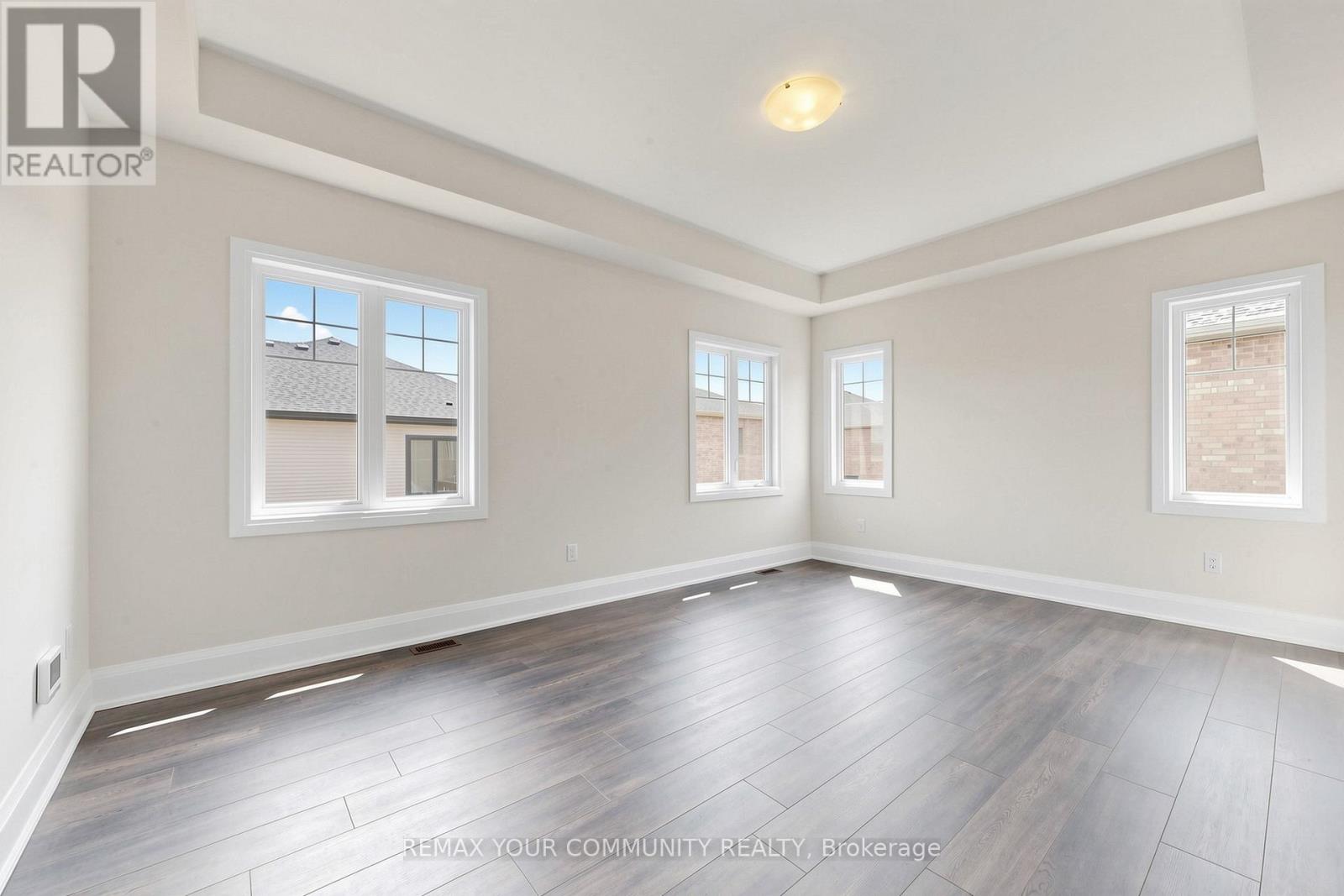 33 LORRAIN HAND CRESCENT - 20
