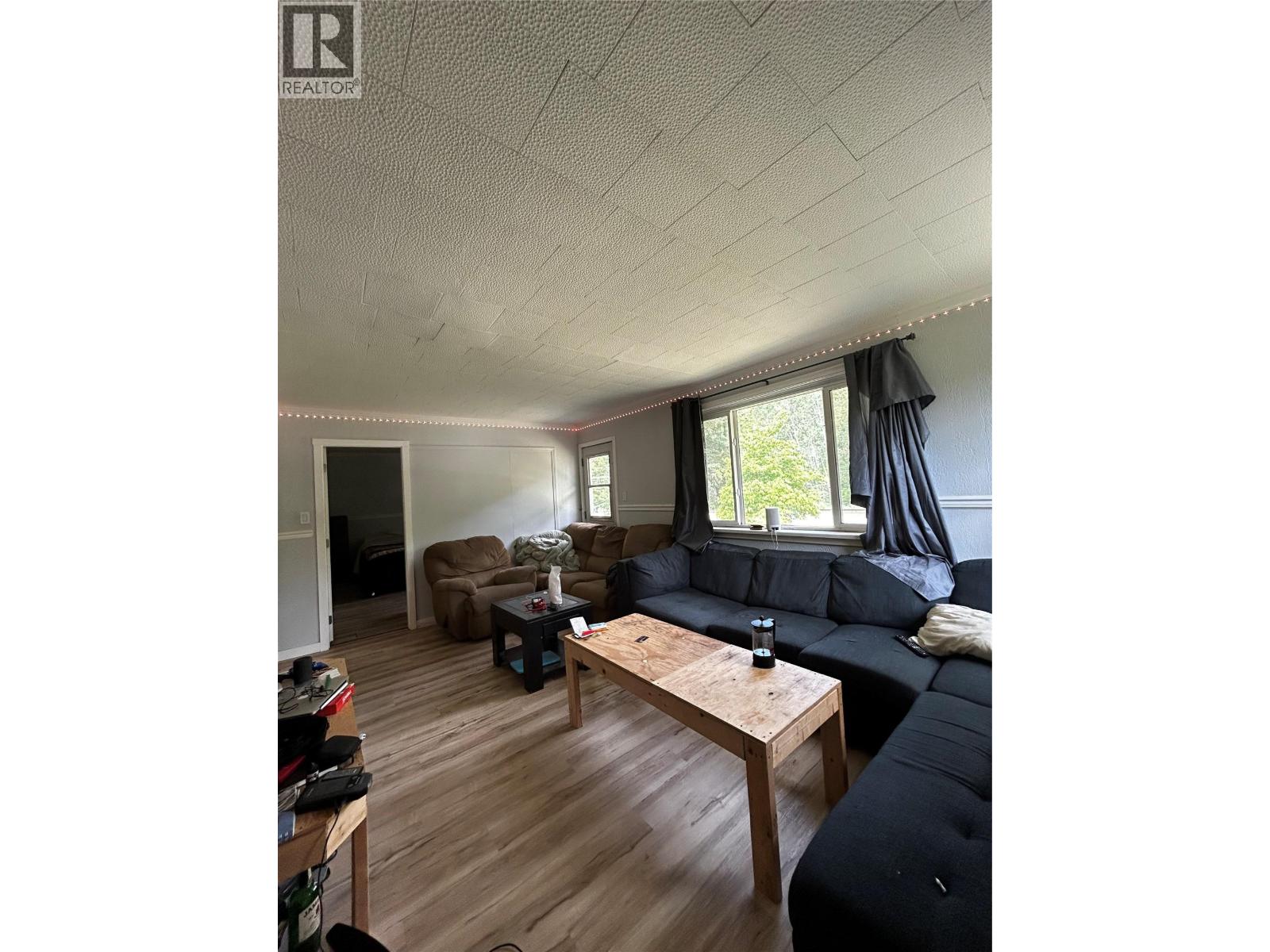 1201 Victoria Road W - 4