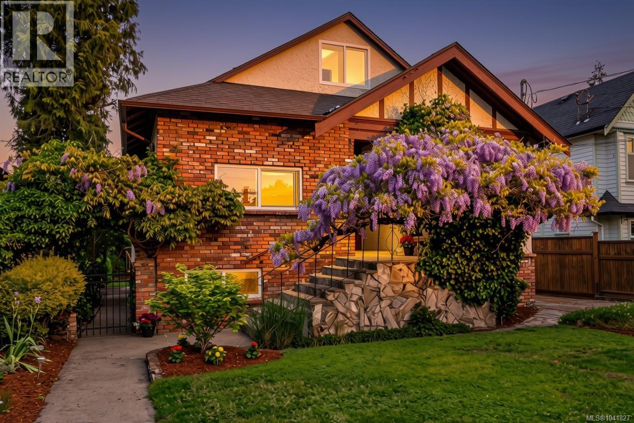  1730 Haultain Street, Victoria