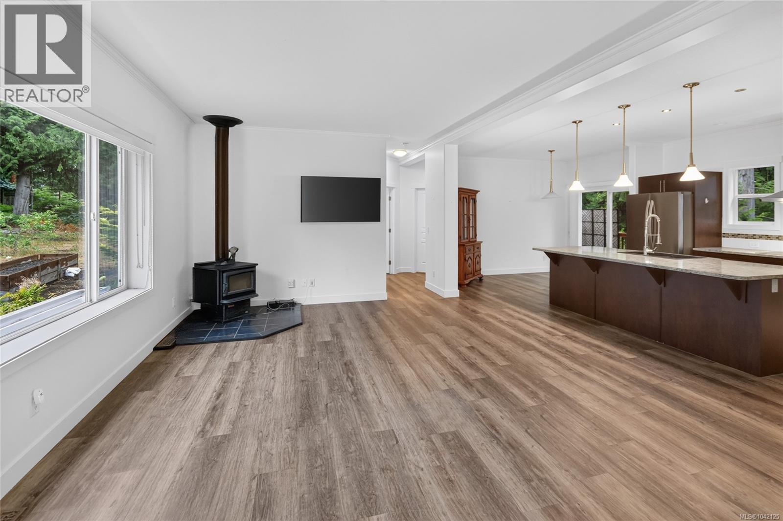 896 Canso Rd - 4