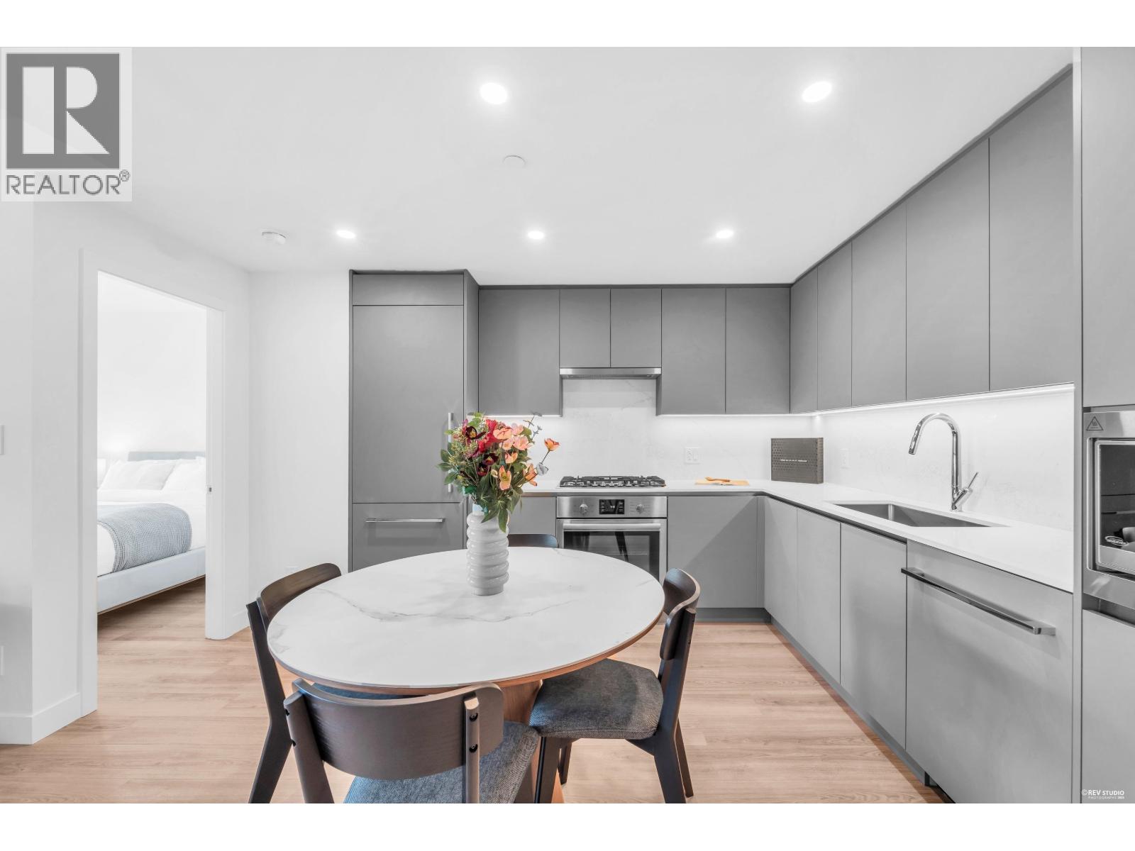 601 7977 LANSDOWNE ROAD