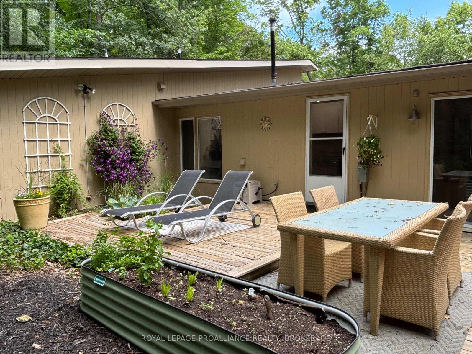 27 RIVERSIDE DRIVE - 40