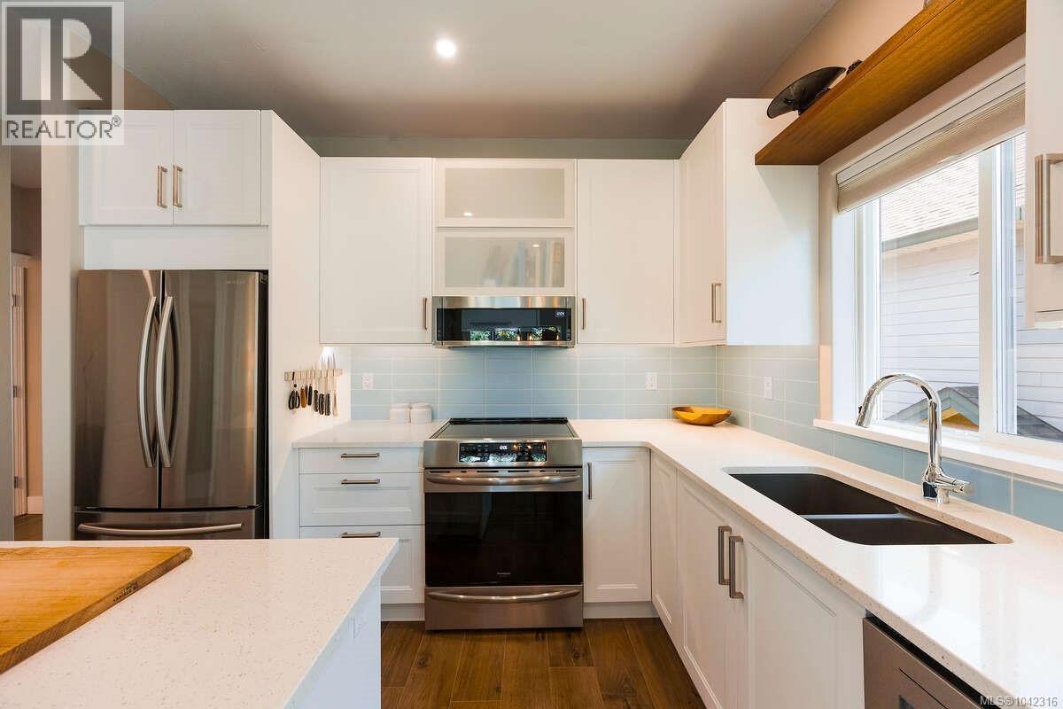 #10 1646 Balmoral Ave - 10