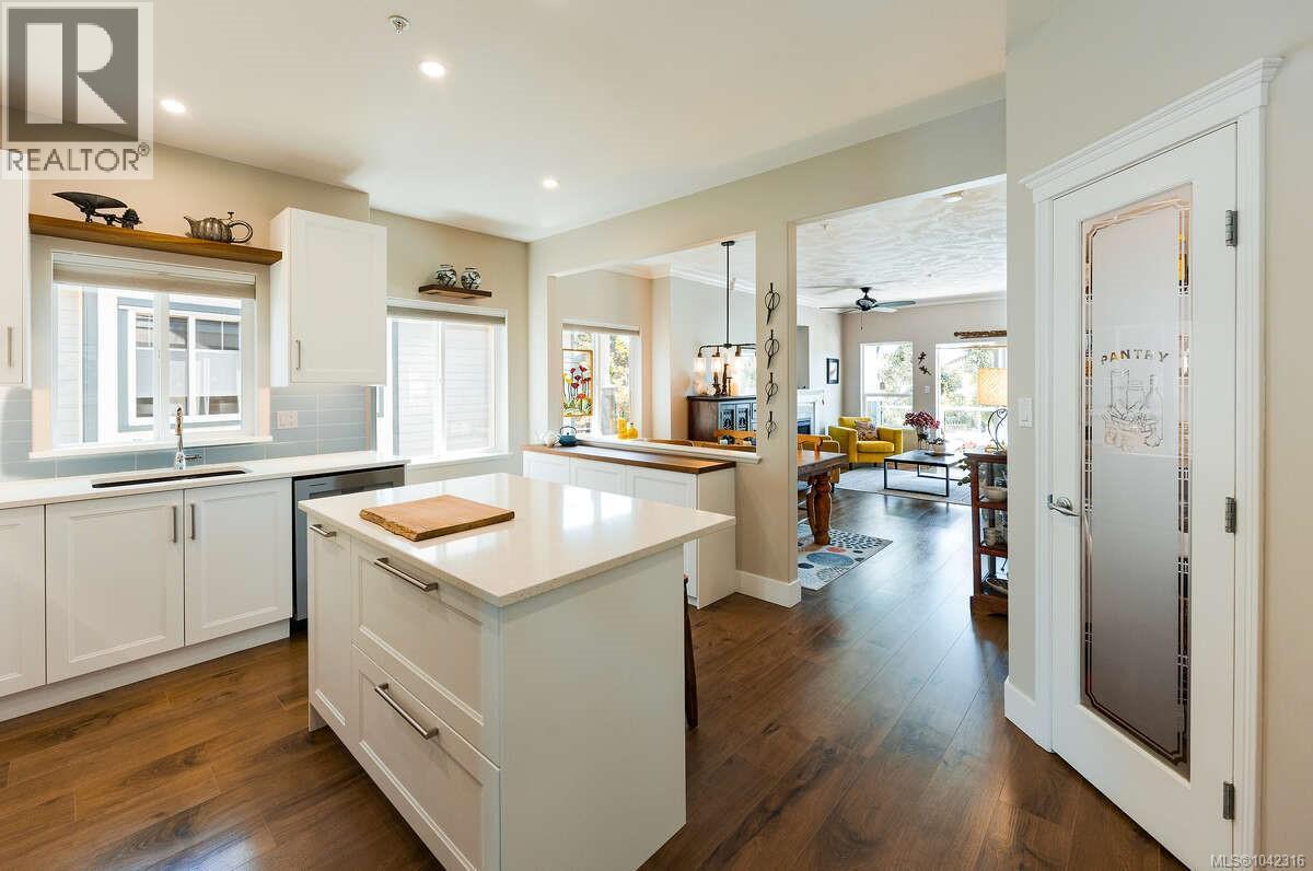 #10 1646 Balmoral Ave - 9