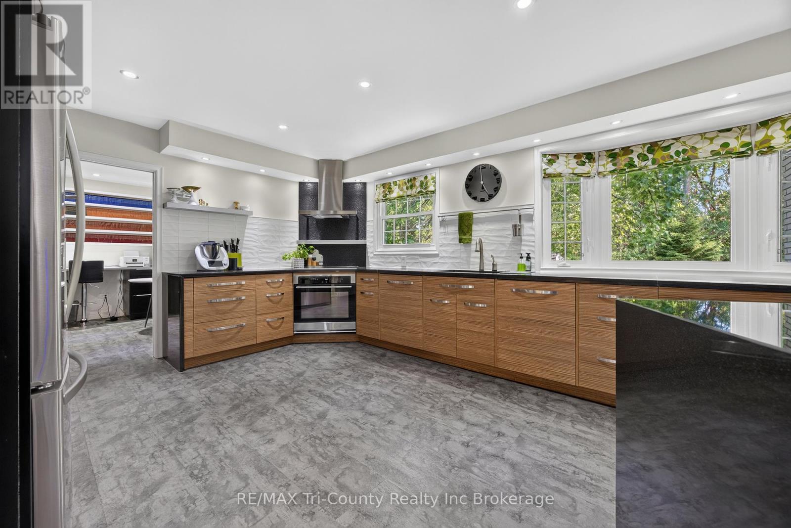 25 DEMEYERE AVENUE - Image 11