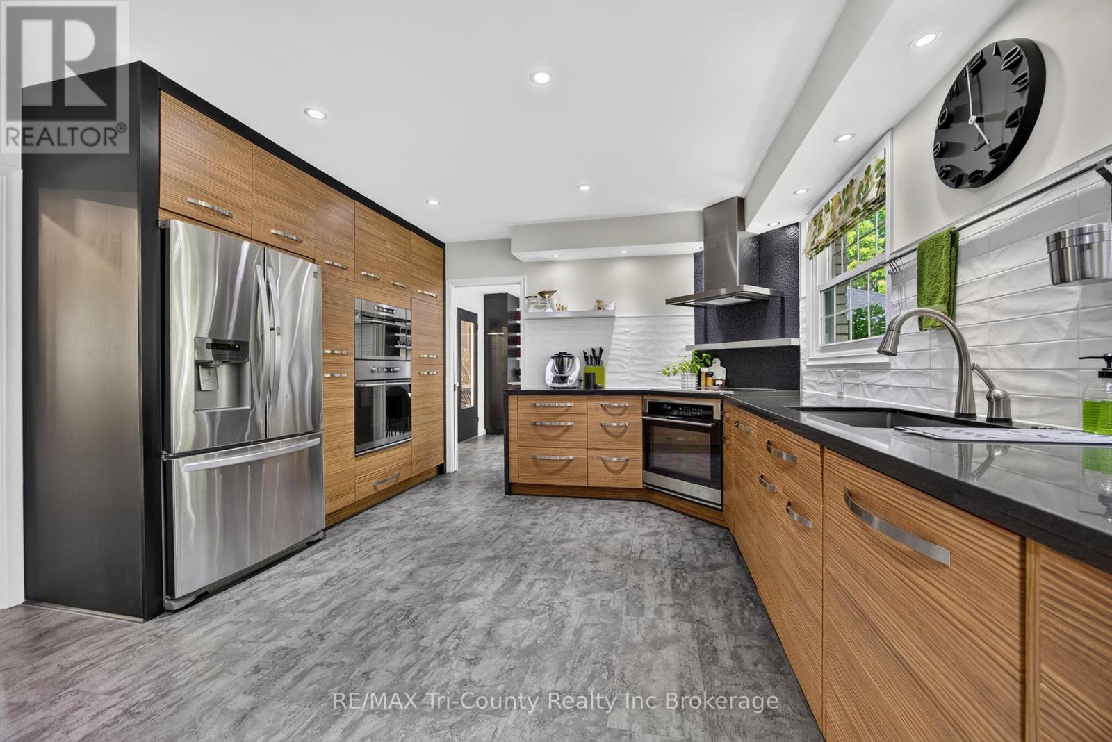 25 DEMEYERE AVENUE - Image 12