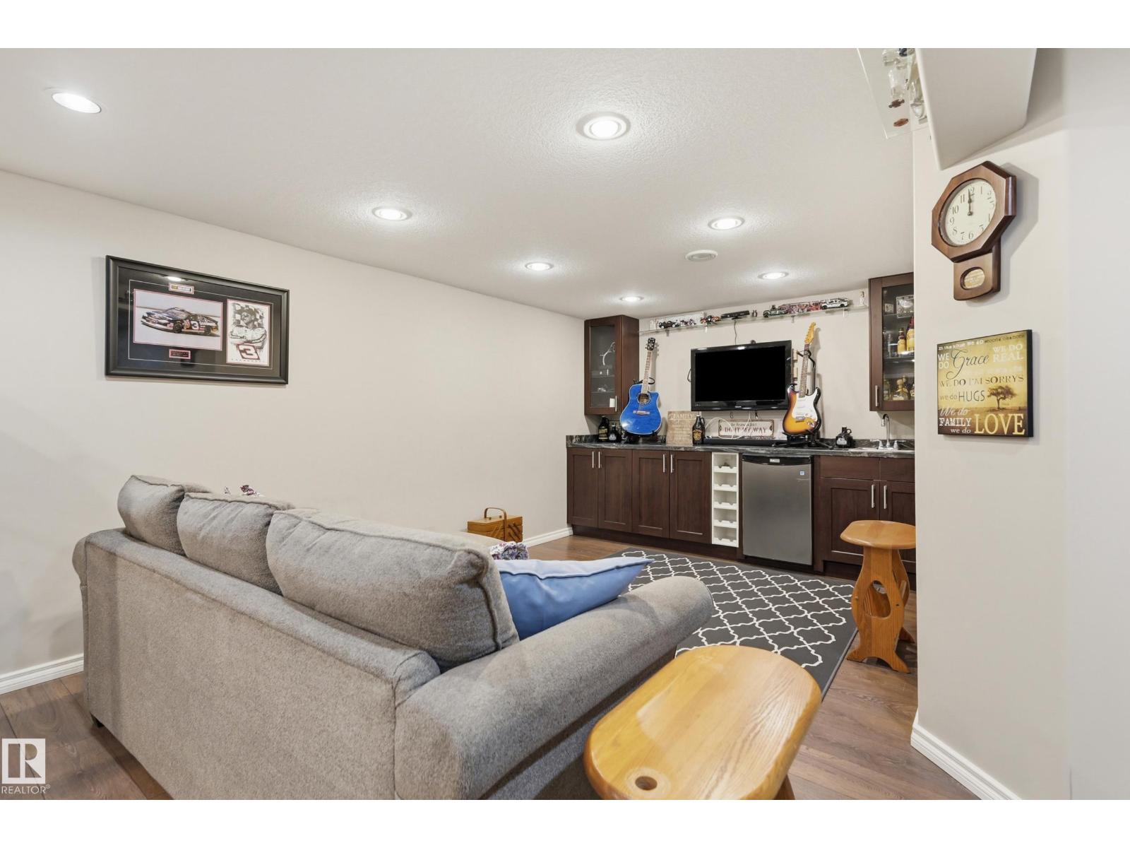 5028 47 ST - 31