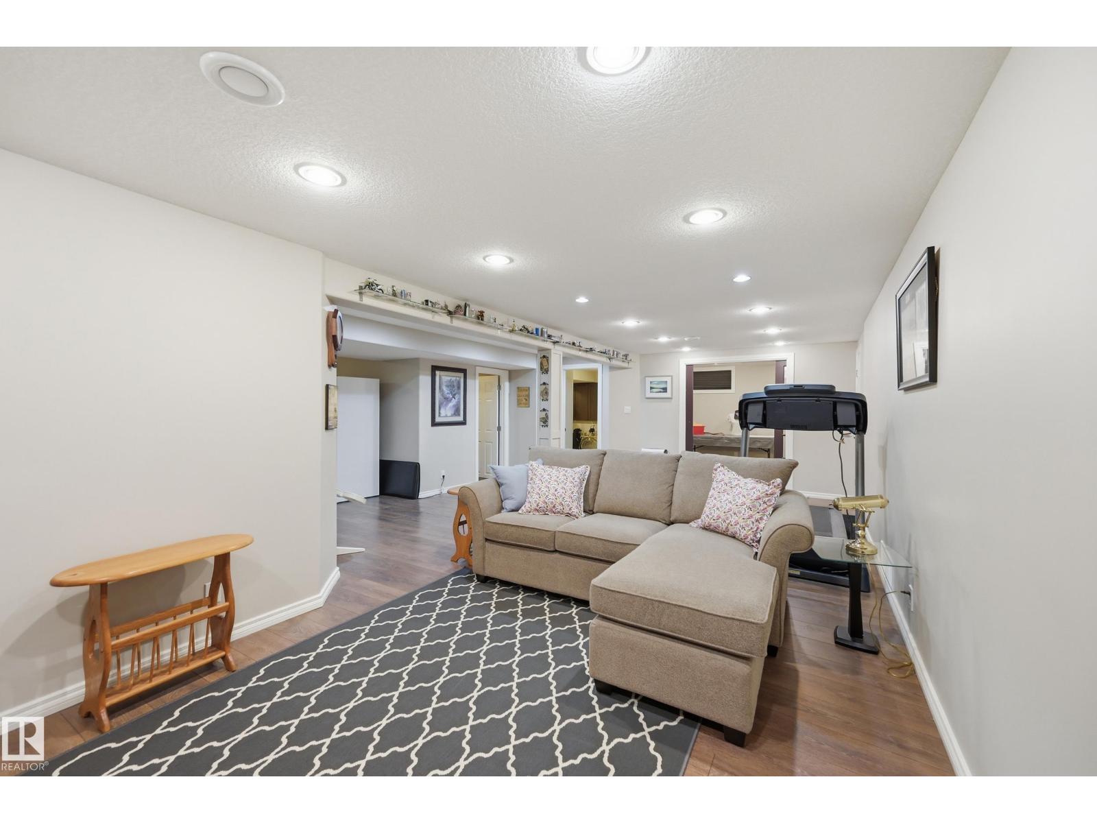 5028 47 ST - 32