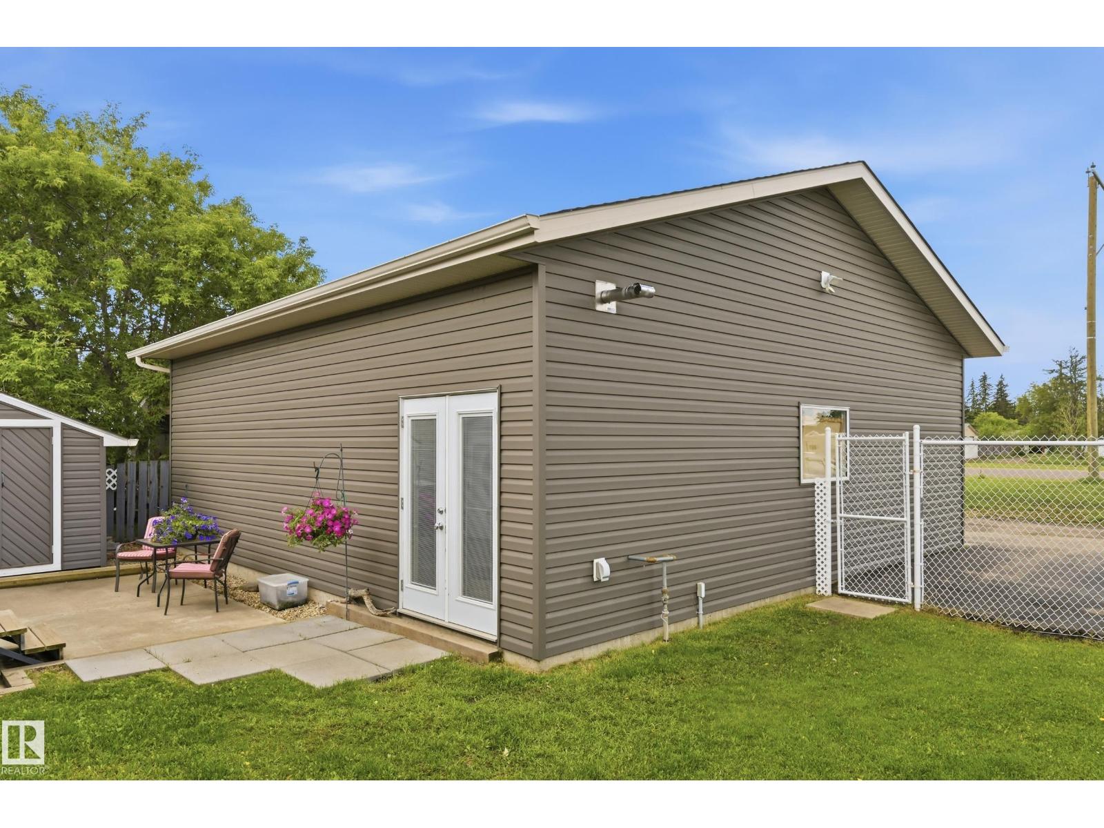 5028 47 ST - 44