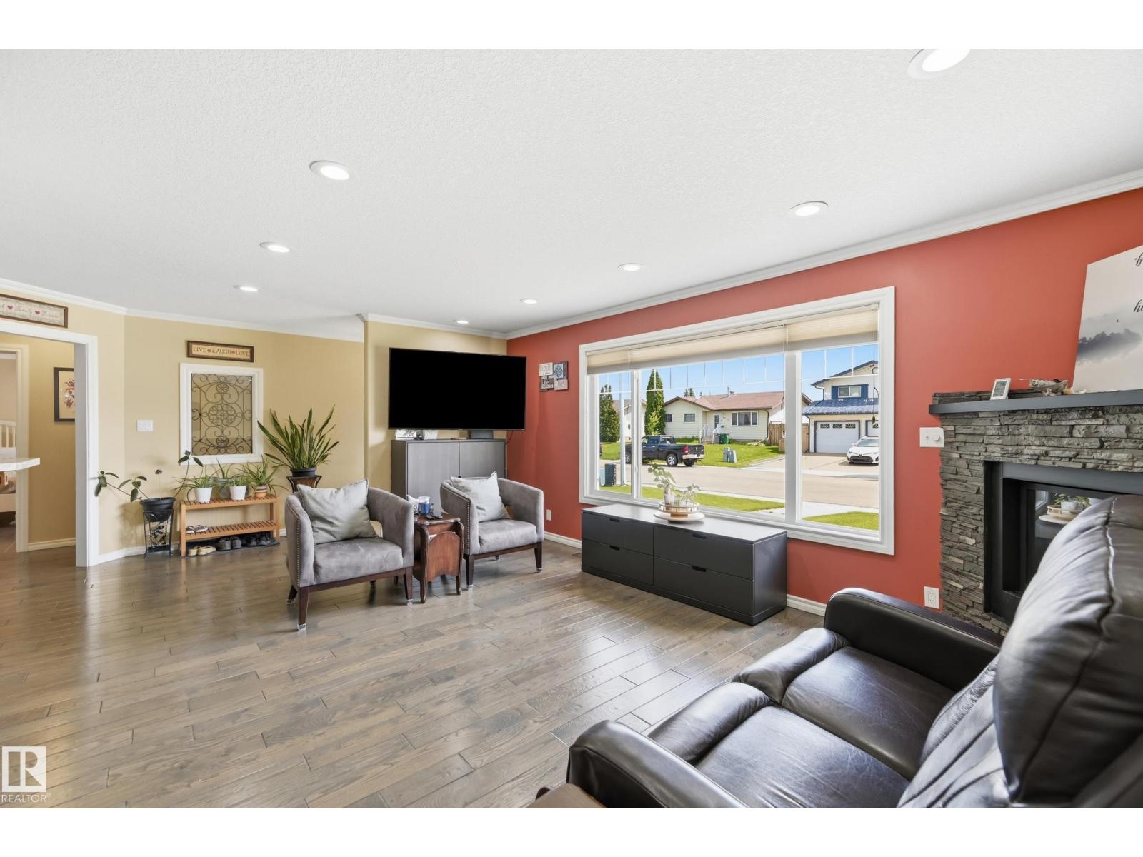 5028 47 ST - 8