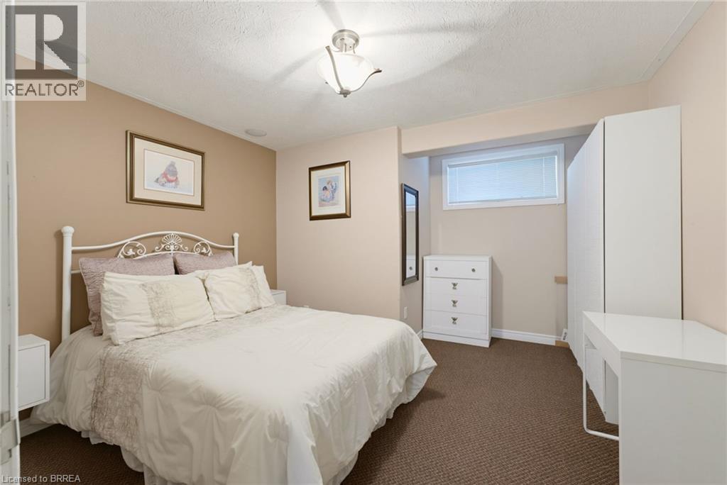 7-bedroom home for sale at 1 RUE CHATEAUX Terrace, Brantford ON · photo 31 of 51