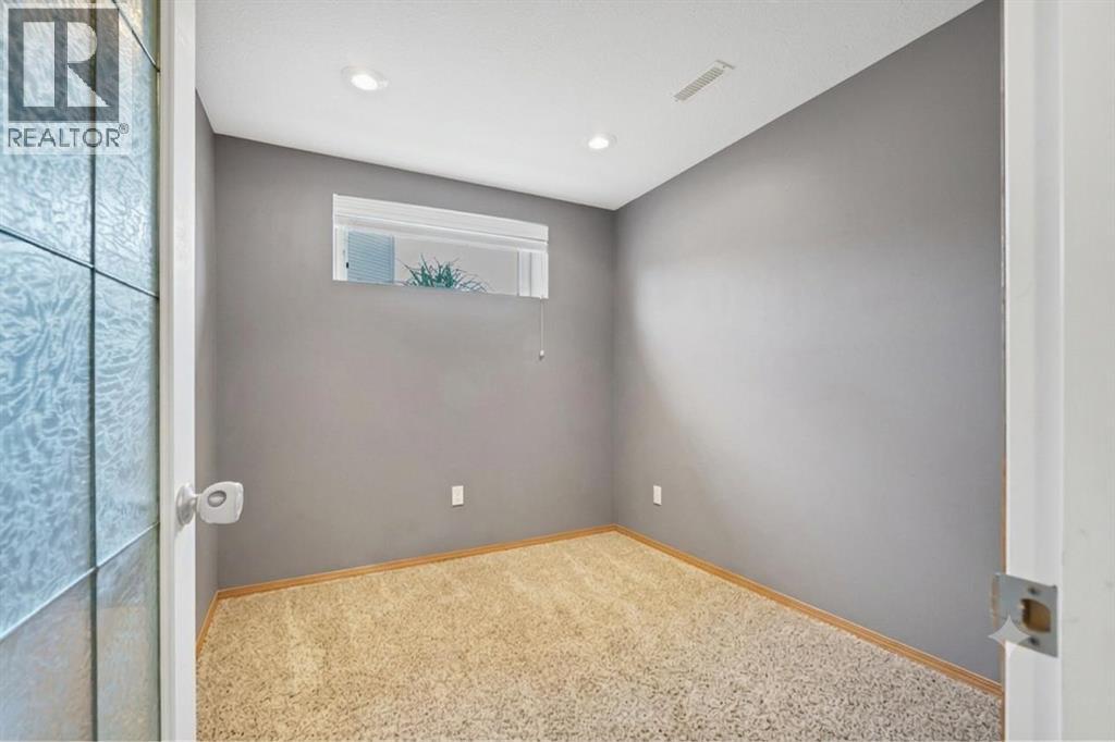 7 Northlands Crescent NE — photo 36